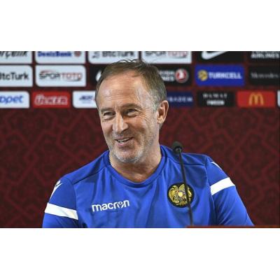 Главный тренер сборной Армении Александр Петраков