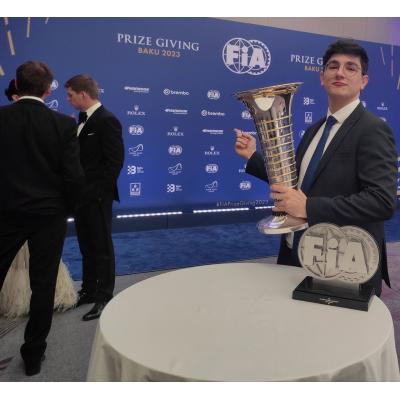 Награда британского автогонщика 'Формулы-1' Льюиса Хэмилтона после итогам сезона-2023, врученная на FIA Gala в Баку, возможно, оказалась в чужих руках