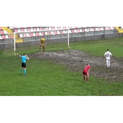 Футбольное поле в матче команд второго по силе дивизиона Хорватии превратилось в грязное месиво