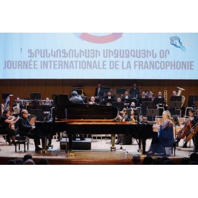 Концерт для двух фортепиано и оркестра Франсиса Пуленка с участием известных пианистов Луи Порти и Элен Мерсье Арно