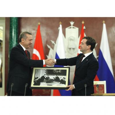 СТРЕЛЯЮТ ЛЮДИ, А НЕ ОРУЖИЕ: Дмитрий Олегович точит турецко-азербайджанский кинжал?