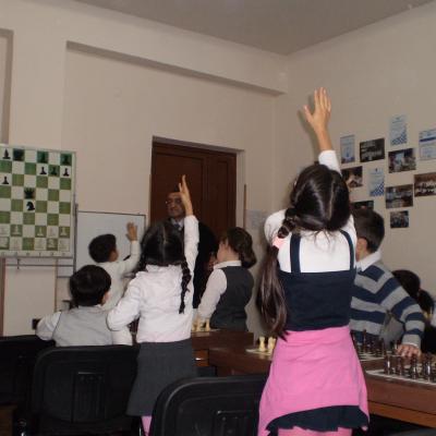 Уроки шахмат в школе проходят в живой атмосфере общения
