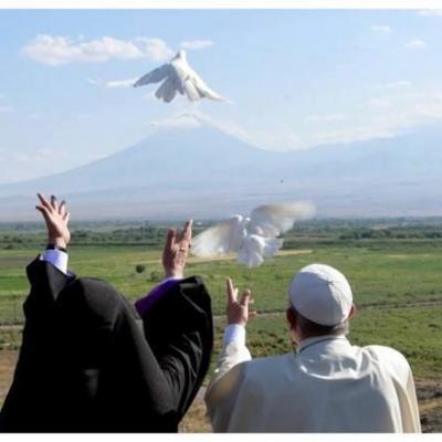 Папа Римский и Католикос Всех Армян выпустили голубей мира в сторону библейского Арарата