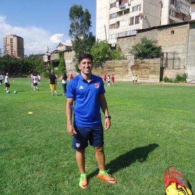 Известный американский футболист армянского происхождения Алек Искандарян в Ереване дал мастер-класс для местных футболисток