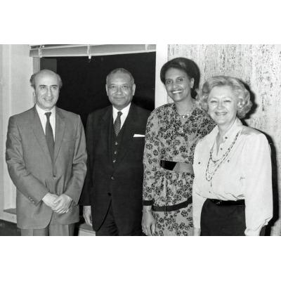 Слева направо: Сема Тангян, Генеральный директор ЮНЕСКО Амаду МахтарМ’Боу, его жена Раймонде М’Боу, Августа Тангян. Париж, 1987 г.