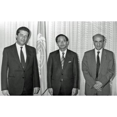 Принесение присяги директором департамента образования агентства ООН БАПОР (UNRWA) Кунио Сато. Слева – Генеральный директор ЮНЕСКО Федерико Майор, справа – Сема Тангян. Париж, 19 октября 1988 г.