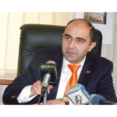 Между тем член фракции 'Елк', руководитель партии 'Светлая Армения' Эдмон Марукян