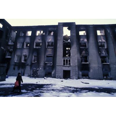 Одно из зданий в Степанакерте после обстрелов, декабрь 1991 года