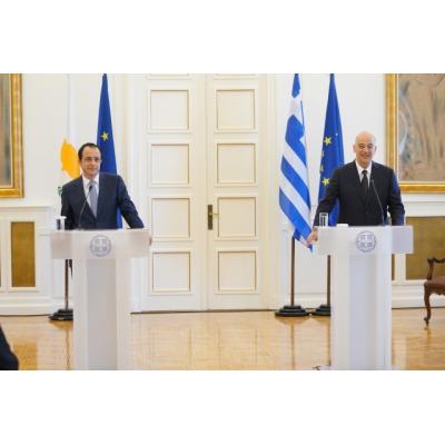 Глава МИД Греции Никос Дендиас на переговорах с главой МИД Кипра Никосом Христодулидисом