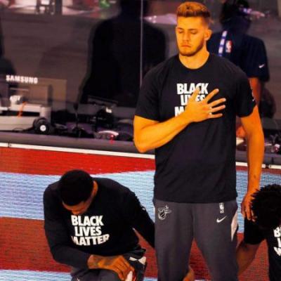 Центровой команды 'Майами Хитс' Мейерс Леонард отказался встать на колено во время исполнения государственного гимна в знак солидарности с движением BLM