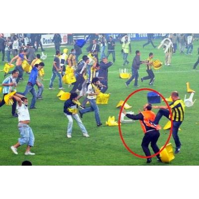 Турецкие футбольные фанаты известны своей необузданностью и жестокостью на весь мир
