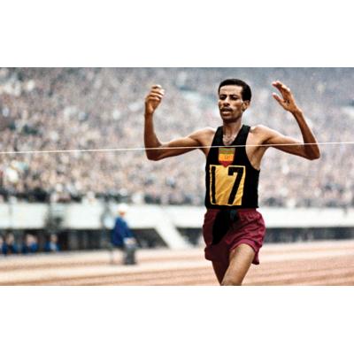 Эфиопский марафонец Абебе Бикила выиграл ОИ-1960 в Риме, пробежав всю дистанцию босиком