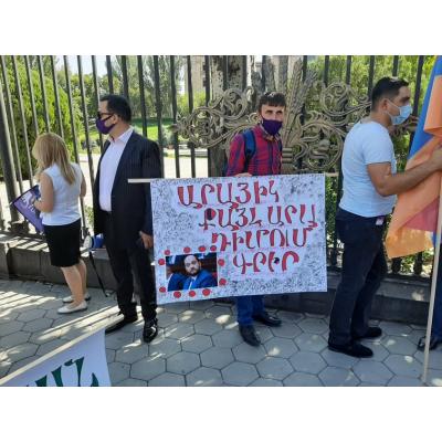 'Араик, сделай шаг - напиши заявление!'