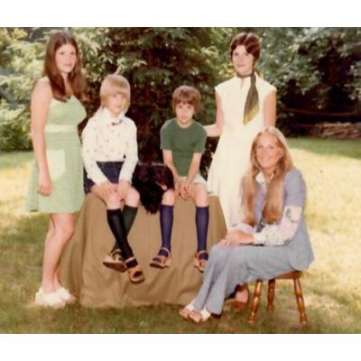 Джилл Байден (крайняя справа) со своими сестрами (слева) Бонни, Келли, Кимми и Джен