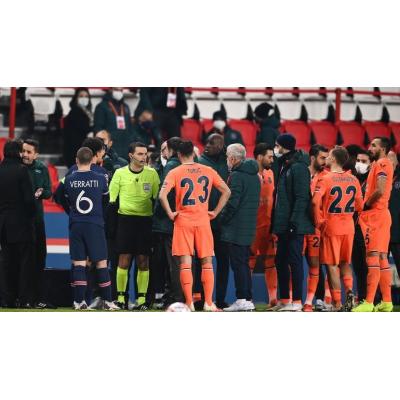 Матч Лиги чемпионов между французским ПСЖ и турецким 'Истанбулом' был прерван из-за обвинения одного из арбитров в расизме