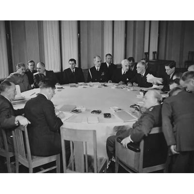 Лидеры «Большой тройки» за столом переговоров на ялтинской конференции. 1945
