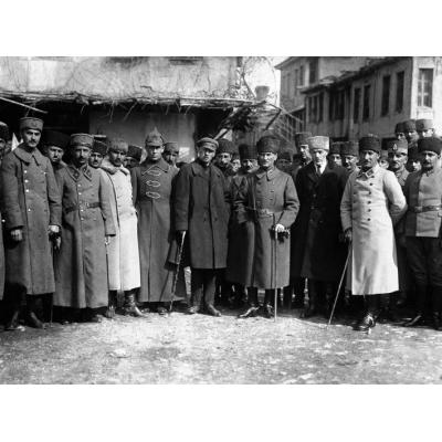 Мустафа Кемаль Ататюрк во время перерыва на чай с советскими союзниками, 1922 г.