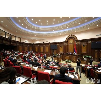 Бурным выдалось сегодняшнее внеочередное заседание парламента
