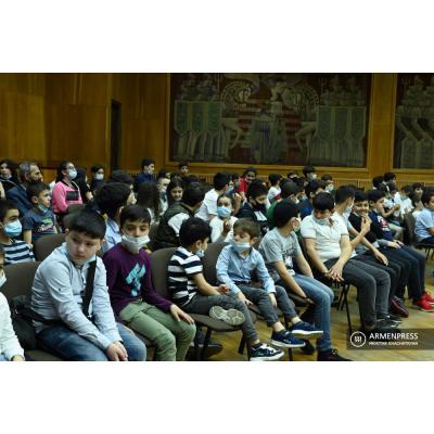 Гроссмейстер Левон Аронян в Центральном доме шахматиста Армении встретился с любителями шахмат различных возрастов