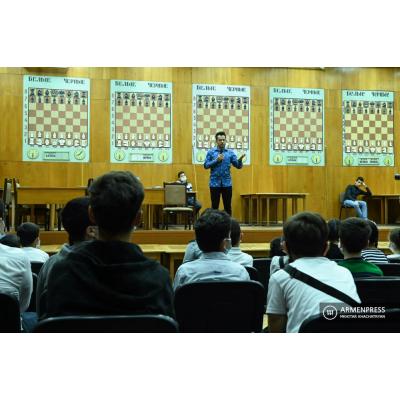 Гроссмейстер Левон Аронян в Центральном доме шахматиста Армении встретился с любителями шахмат различных возрастов