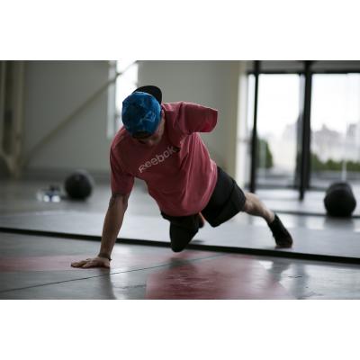 Логан Элдридж выполняет физические упражнения, которые не по силам большинству здоровых людей