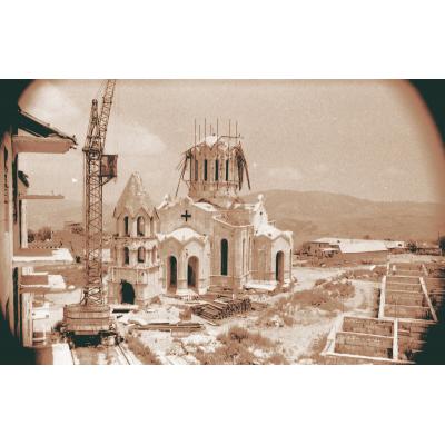 Соборный храм Газанчецоц сразу после освобождения города в мае 1992 года. На среднем плане перед храмом видны снарядные ящики из-под боеприпасов РСЗО БМ-21 «Град»