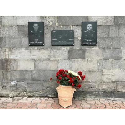 Цветы у мемориальной доски