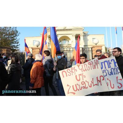Армению продолжает лихорадить