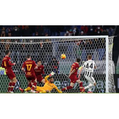 Гол полузащитника 'Ромы' Генриха Мхитаряна не помог его команде избежать поражения (3:4) в матче 21-го тура чемпионата Италии против 'Ювентуса'