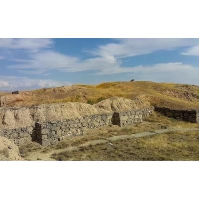 Открытое в ходе раскопок на территории холма 'Кармир блур' большое строение имеет огромное значение как для Армении, так и всего археологического мира