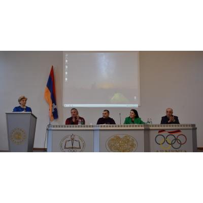 Знаменитый профессиональный боксер, чемпион мира по версиям IBF, WBA, WBC и IBO Вахтанг (Вик) Дарчинян посетил Ереванский государственный спортивный колледж олимпийского резерва (ЕГСКОР)