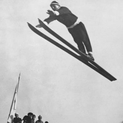 В 1974 году 86-летний американец Андерс Хоген получил олимпийскую бронзовую медаль в прыжках на лыжах с трамплина, завоеванную им за полвека до этого