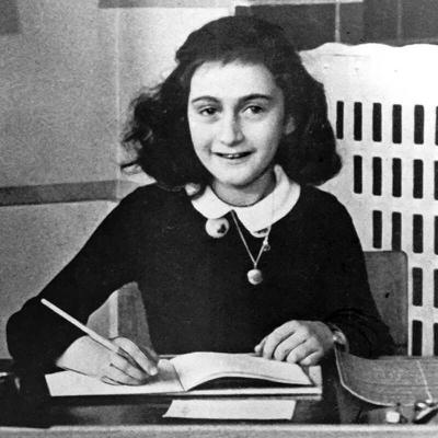 Еврейка Анна Франк (1929-1945), уроженка Германии, после прихода Гитлера к власти скрывалась с 1933 года в Нидерландах
