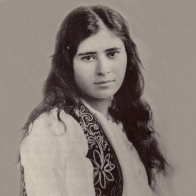 Аврора (Аршалуйс) Мардиганян (Мартикян) родилась в 1901 году в г. Чмшкацаг (Харберд, Западная Армения)