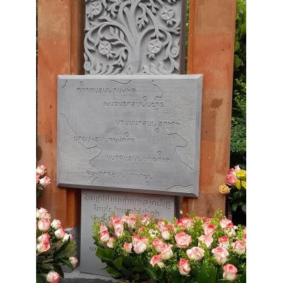 Хачкар в память о выпускниках школы, погибших в 44-дневной войне