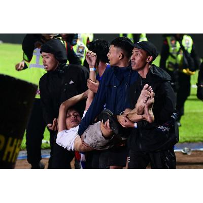 Матч чемпионата Индонезии по футболу 'Арема' – 'Персебая' завершился ужасной трагедией, приведшей к гибели 174 человек