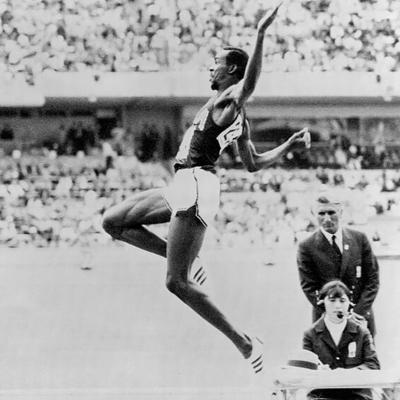 На ОИ-1968 в Мехико американский прыгун в длину Боб Бимон вошел в историю, прыгнув на 8 м 90 см