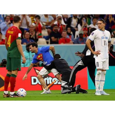 Итальянец Марио Ферри, выбежавший на поле с радужным флагом во время матча ЧМ-2022 Португалия – Уругвай в Катаре избежал наказания за свою акцию