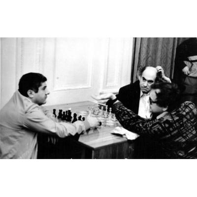 В финале первого чемпионата мира по блицу в 1988 году Михаил Таль победил Рафаэля Ваганяна