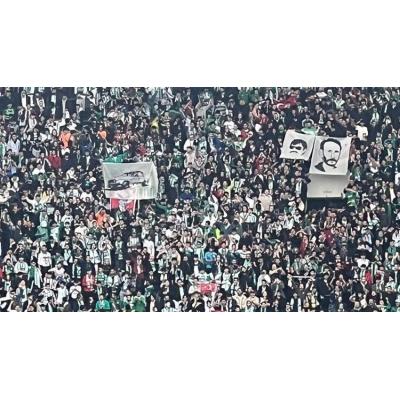 В матче футбольного чемпионата второго дивизиона Турции против 'Бурсаспора' игроки клуба 'Амедспор', который базируется в провинции Диярбакыр с преобладающим курдским населением, подверглись расистским атакам