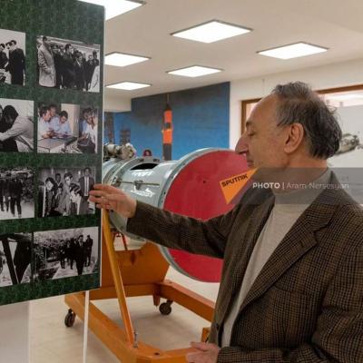 Директор Музея космоса, сын Григора Гурзадяна Ваагн показывает архивные фотографии Музея