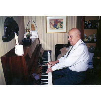«ОН УЧИЛ НАС СМОТРЕТЬ ВГЛУБЬ МУЗЫКИ...»