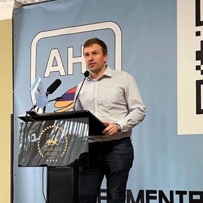 В Ереване завершился открытый чемпионат Армении по хоккею с шайбой, проведенный Армянской хоккейной лигой во главе с российским предпринимателем Петром Лебедевым
