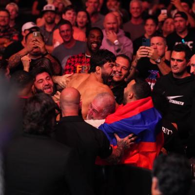 Армянский боец MMA с российским паспортом Арман Царукян нокаутировал американца Бенеила Дариуша и теперь стремится к титульному бою за звание чемпиона UFC в легком весе