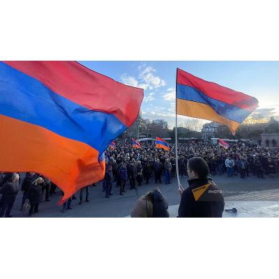 ОБЪЕДИНИТЬСЯ И СОПРОТИВЛЯТЬСЯ