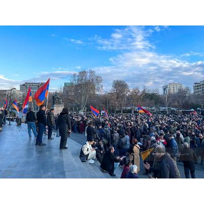 ОБЪЕДИНИТЬСЯ И СОПРОТИВЛЯТЬСЯ
