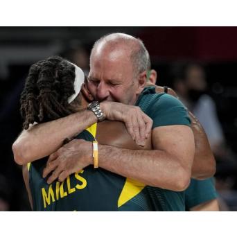 Знаменитый тренер сборной Австралии по баскетболу Брайан Гурджян подписал трехлетний контракт с местным клубом 'Sydney Kings'