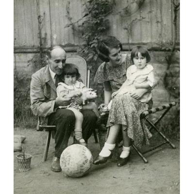 Константин Никитович Восканьянц с женой Лидией Алексеевной Восканьянц (Гучковой) и их дочери двойняшки.  Марина сидит на коленях у отца, Оксана на коленях у матери (1935, июль)