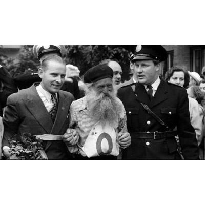 В 1951 году 66-летний шведский фермер Густав Хаканссон поразил всю страну, неофициально выиграв национальный веломарафон длиной почти в 1800 км