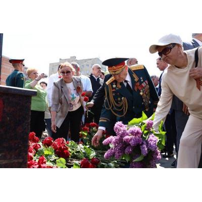 У памятника Гукасу Мадояну